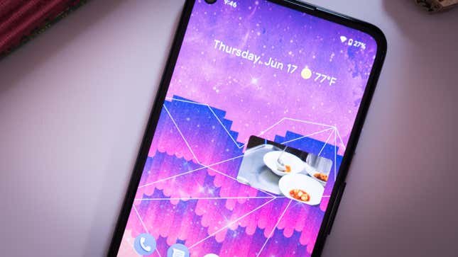 A photo of rounded corners on a video screen on Android 12 Beta 2