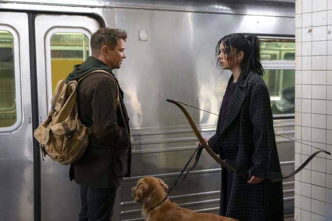 Imagen para el artículo titulado Hawkeye comienza con un vistazo al pasado, otro al futuro y una Kate Bishop que es lo mejor de la serie hasta ahora