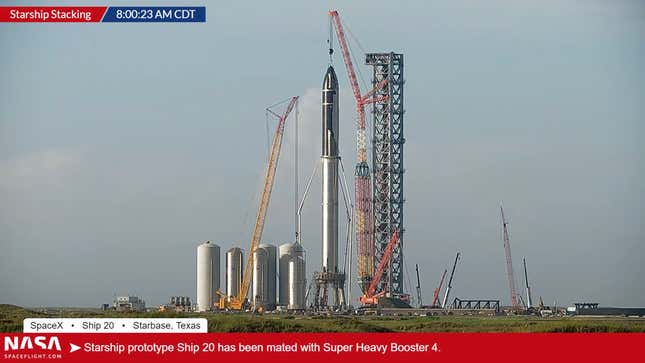 Imagen para el artículo titulado SpaceX monta con éxito el cohete más alto del mundo (y lo desmonta una hora después)