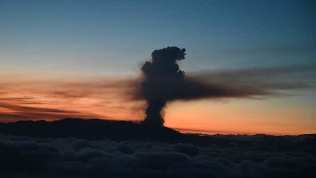 Image for article titled The Canary Island’s Explosive Volcanic Eruption in 6 Photos