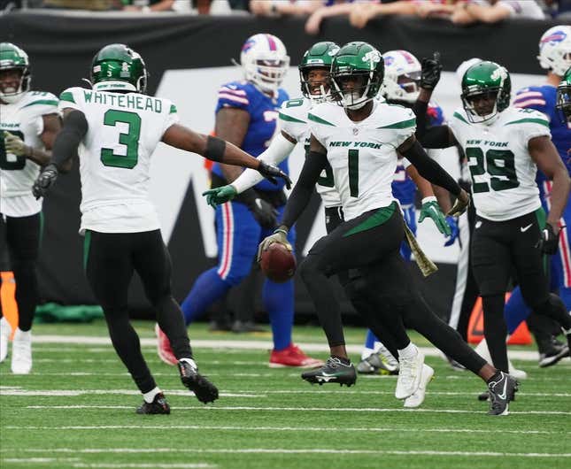 All-Pro cornerback Sauce Gardner intercepted a Josh Allen pass in the second half during a NY Jets 20-17 win over the Buffalo Bills as the two teams met in an AFC East game played at MetLife Stadium in East Rutherford, NJ on November 6 2022.
The New York Jets Host The Buffalo Bills In An Afc East Game Played At Metlife Stadium In East Rutherford Nj On November 6 2022