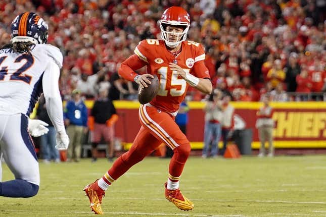 4th & 1': Chiefs trample Bills, improve to 5-1 this season