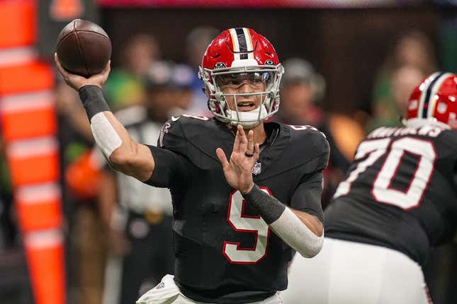 Atlanta Falcons quarterback Desmond Ridder (4) passes the ball