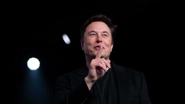 Imagen para el artículo titulado Elon Musk ofrece $5000 a un adolescente para que deje de publicar en Twitter dónde está su jet privado
