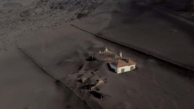 Imagen áerea de una casa cubierta por las cenizas del volcán en Las Manchas, el pasado 14 de diciembre.