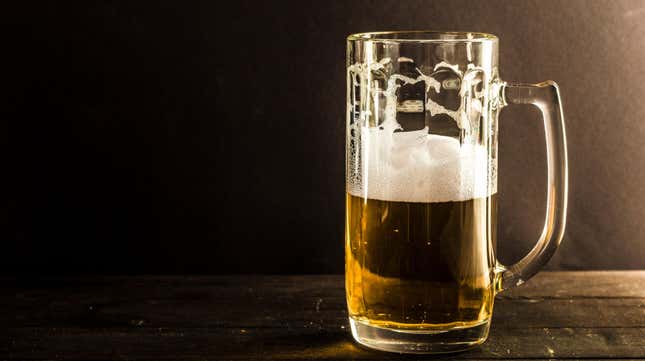 Imagen para el artículo titulado Después de todo, el alcohol podría no proporcionar a los hombres ‘gafas de cerveza’, según un pequeño estudio