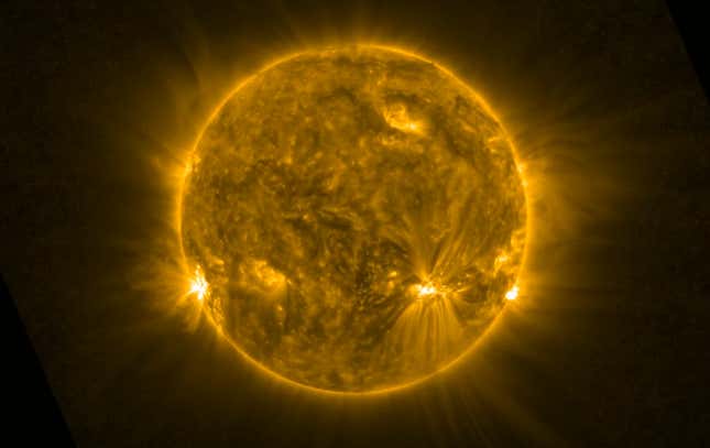 Imagen para el artículo titulado La sonda Solar Orbiter capta una espectacular serpiente solar reptando sobre la superficie del Sol