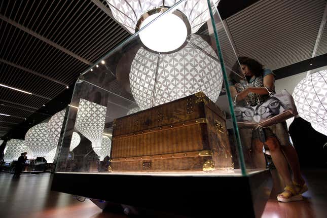1885年に制作された、Louis Vuittonのトランク。 REUTERS/Jason Lee