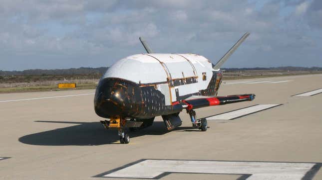 Imagen para el artículo titulado El avión espacial X-37B regresa a la Tierra tras 908 días en órbita