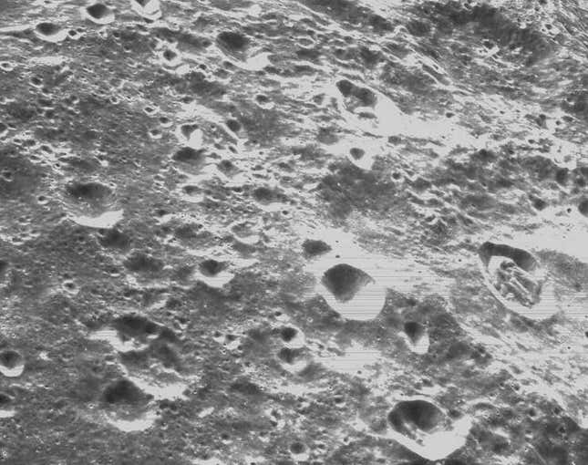 Imagen para el artículo titulado La NASA envía las primeras imágenes de la superficie lunar tomadas por Orión