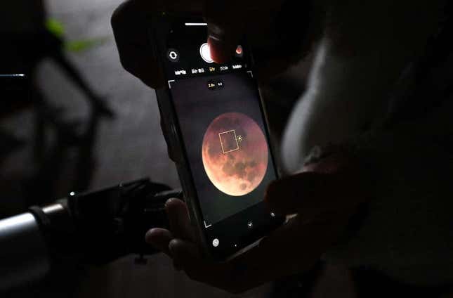 Imagen para el artículo titulado Las mejores fotos del eclipse total de Luna del 8 de noviembre
