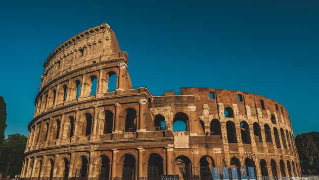 Imagen para el artículo titulado Sorprenden a otra turista escribiendo sobre las paredes del Coliseo de Roma