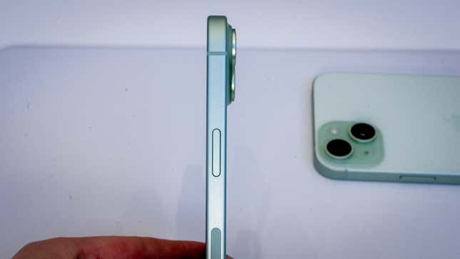 Imagen para el artículo titulado Práctica: el iPhone 15 de Apple finalmente se siente como una actualización