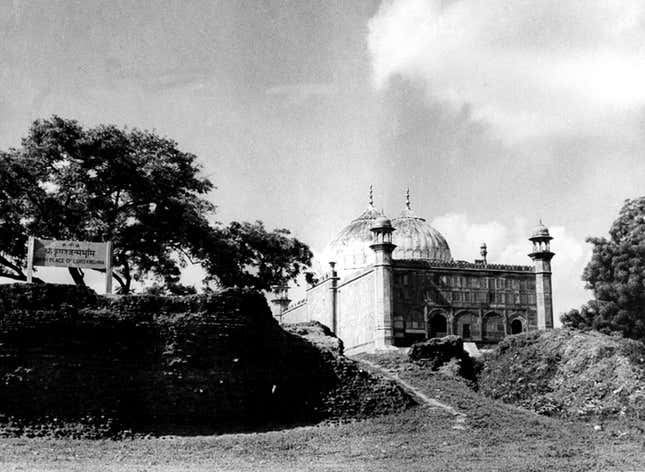 The site celebrated as the birth place of Lord Krishna. Shri Krishna, as tradition goes, was born in a prison and the prison is said to have existed on the plot marked by a stone plate. To the right of it is the idgah.