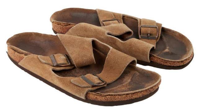 Imagen para el artículo titulado Salen a subasta unas sandalias usadas que Steve Jobs tiró a la basura