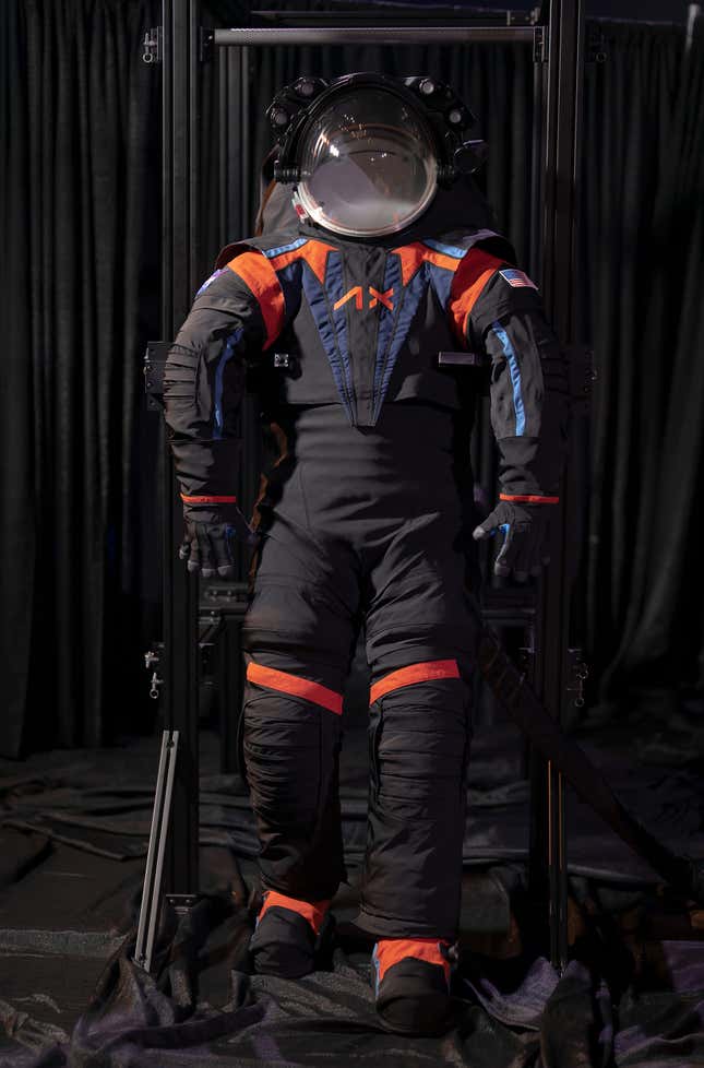 Axiom presenta el traje extravehicular AxEMU con el que una mujer pisará por primera vez la Luna