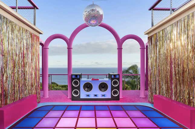Imagen para el artículo titulado ¿Has soñado alguna vez vivir en la mansión de Barbie? Esto es lo más cerca que puedes estar de hacerlo