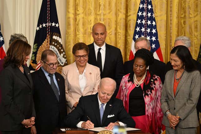 US President Joe Biden (C) participates in a signing ceremony in the East Room of the White House in Washington, DC, on May 25, 2022. - Biden signed an Executive Order to advance policing and strengthen public safety.