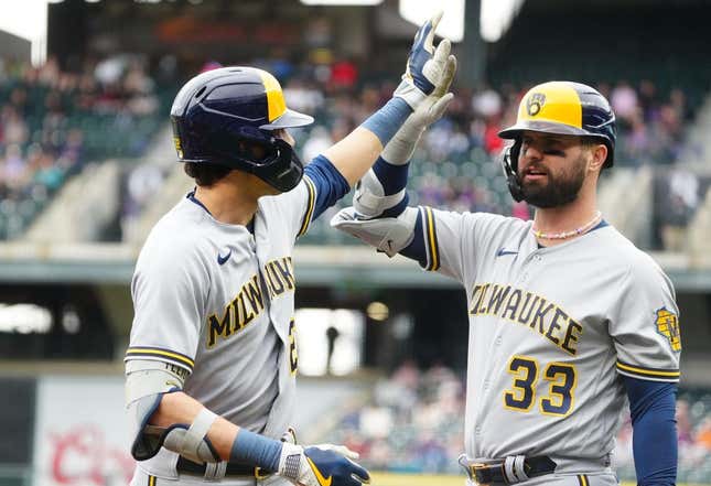 Milwaukee Brewers' Jesse Winker (33) his a RBI single during the