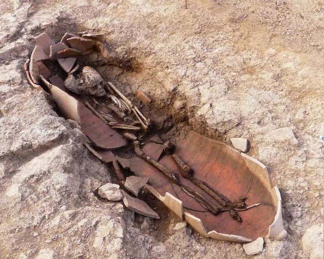 Imagen para el artículo titulado Descubren una antigua necrópolis de 40 tumbas en Córcega con humanos enterrados en macetas