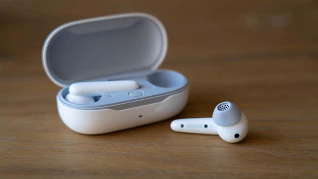 Imagen para el artículo titulado FreeBuds SE, análisis: Huawei demuestra lo que tienen que tener unos auriculares baratos para triunfar