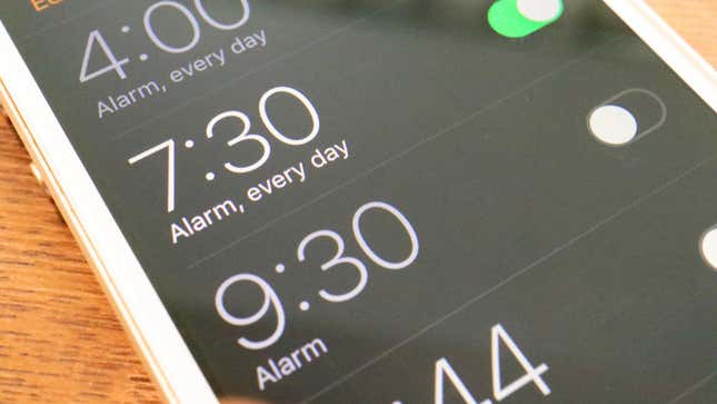 Imagen para el artículo titulado ¿Sabías que puedes usar tu iPhone para apagar la alarma de otro iPhone?