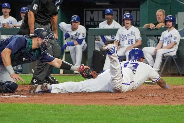 Watch: Julio Rodríguez stole home to cap off Mariners' 4-run