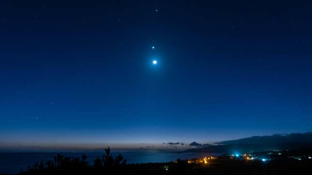 Image for article titled When to See the Venus-Jupiter Conjunction This Weekend