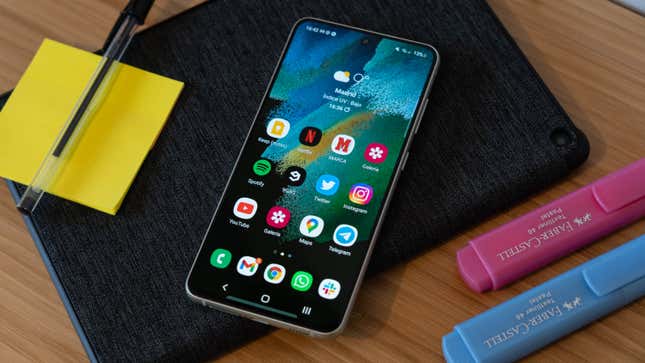 Imagen para el artículo titulado Samsung Galaxy S21 FE: el smartphone que acertó en todo menos en el precio