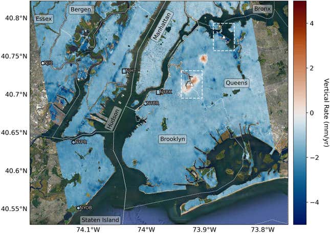 Bei der Kartierung der vertikalen Landbewegung im gesamten Gebiet von New York City stellten die Forscher fest, dass das Land im Durchschnitt um etwa 0,06 Zoll (1,6 Millimeter) pro Jahr absinkt (blau dargestellt).  Sie stellten auch in Queens und Brooklyn einen leichten Anstieg (in Rot dargestellt) fest. 