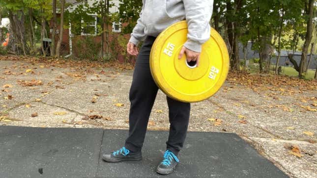 Carrying a plate with one hand through the hole