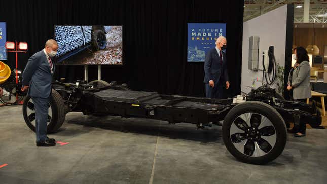 Image for article titled Ford F-150 Lightning&#39;s Battery Alone Weighs As Much As A Volkswagen