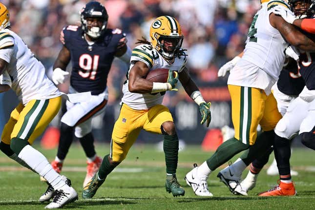 Green Bay Packers running back Aaron Jones (33) runs the ball