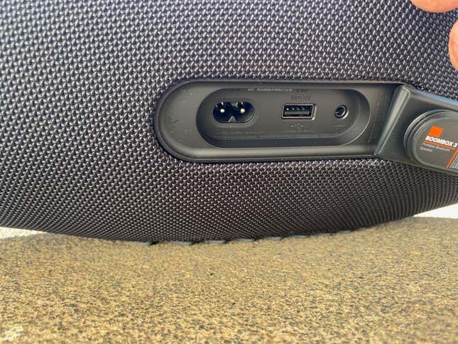El altavoz JBL Boombox 3 debería estar en todas las listas de los equipos para el aire libre