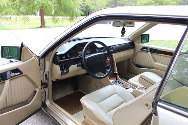 Bild für Artikel mit dem Titel: Ist dieser Mercedes 300 CE von 1993 für 13.500 US-Dollar ein begehrtes klassisches Coupé?