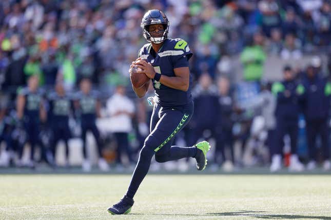 Geno Smith Heads to the Seahawks Locker Room; Drew Lock Takes Over