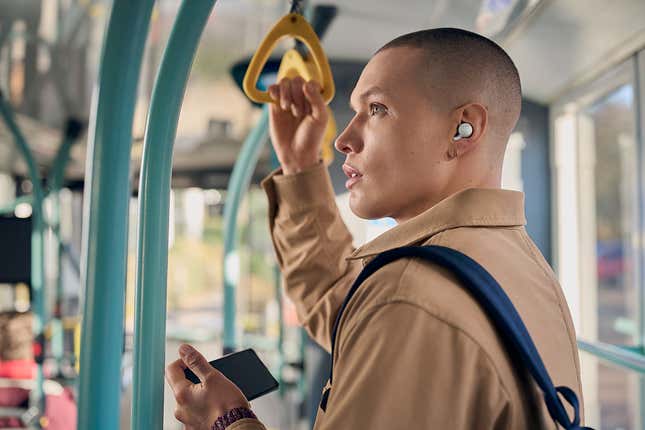 Imagen para el artículo titulado Los nuevos Sony LinkBuds son unos auriculares con agujero que se controlan tocándote las patillas