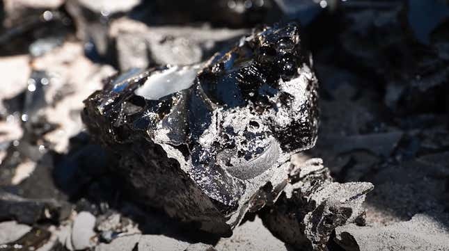 Imagen para el artículo titulado Deja caer una copia del anillo único en lava real para comprobar si se funde de verdad