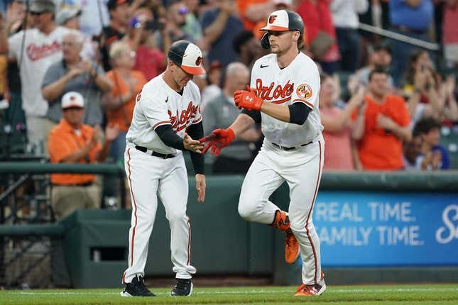 Gunnar Henderson helps Orioles blast Blue Jays