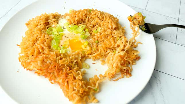Image for article titled Ramen-Fried Eggs Are a Textural Delight