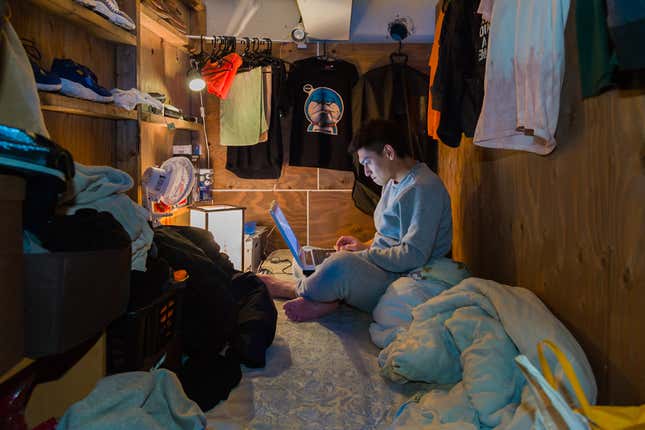 Image for article titled Photos: Tokyo travelers get comfortable in the tiniest of spaces
