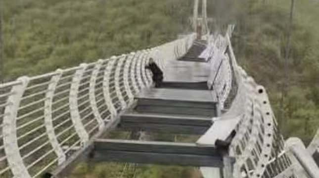 Imagen para el artículo titulado Se rompe un puente de cristal en China y deja a un turista colgado a 100 metros de altura