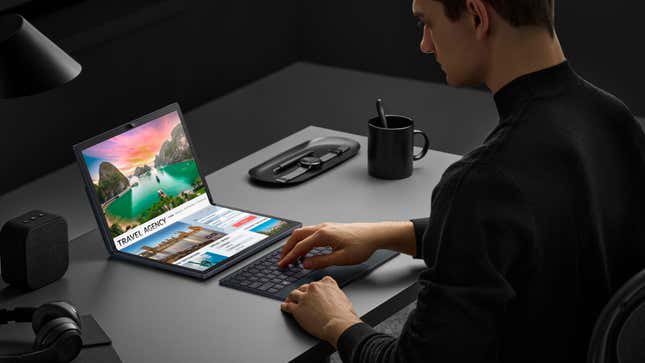 El Zenbook 17 Fold OLED pesa tan solo 1,5 kg.