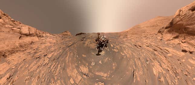 Imagen para el artículo titulado El rover Curiosity vuelve a compartir un impresionante selfie desde el cráter Gale