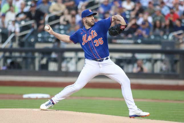 Jul 19, 2023; New York City, New York, USA;  New York Mets starting pitcher Justin Verlander (35) pitches in the first inning against the Chicago White Sox at Citi Field.