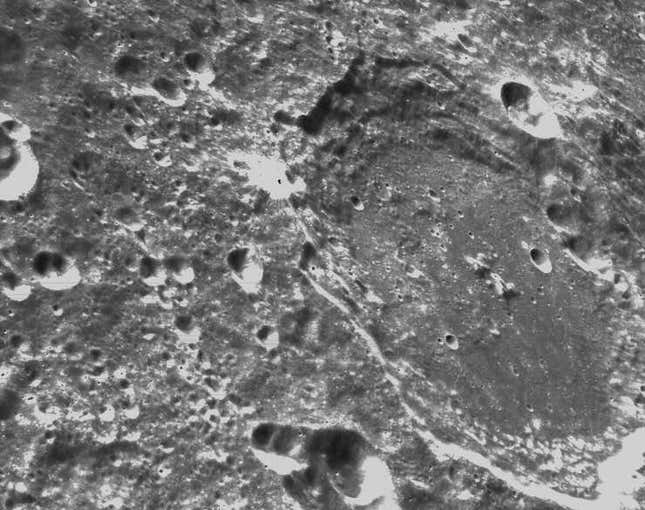 Imagen para el artículo titulado La NASA envía las primeras imágenes de la superficie lunar tomadas por Orión