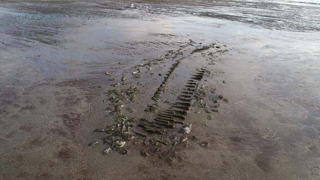 Los restos del barco que se cree que es el Dolphin, en una playa cerca de Puerto Madryn, Argentina.