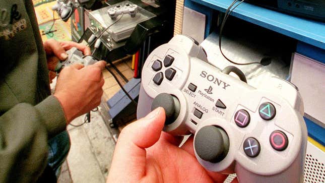 Una cabina para probar la consola PlayStation usando su primer control con joysticks, en Akihabara, Japón.