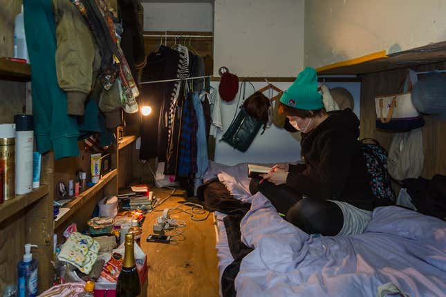 Image for article titled Photos: Tokyo travelers get comfortable in the tiniest of spaces