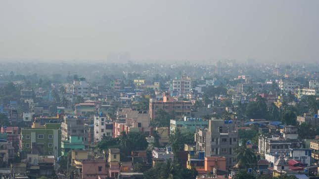 Contaminación del aire en una panorámica de la ciudad de Kolkata, en India, en noviembre de 2022.